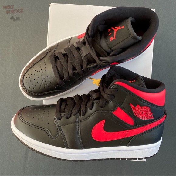Women’s Air Jordan 1 ‘Siren Red’ - Picture 5 of 8